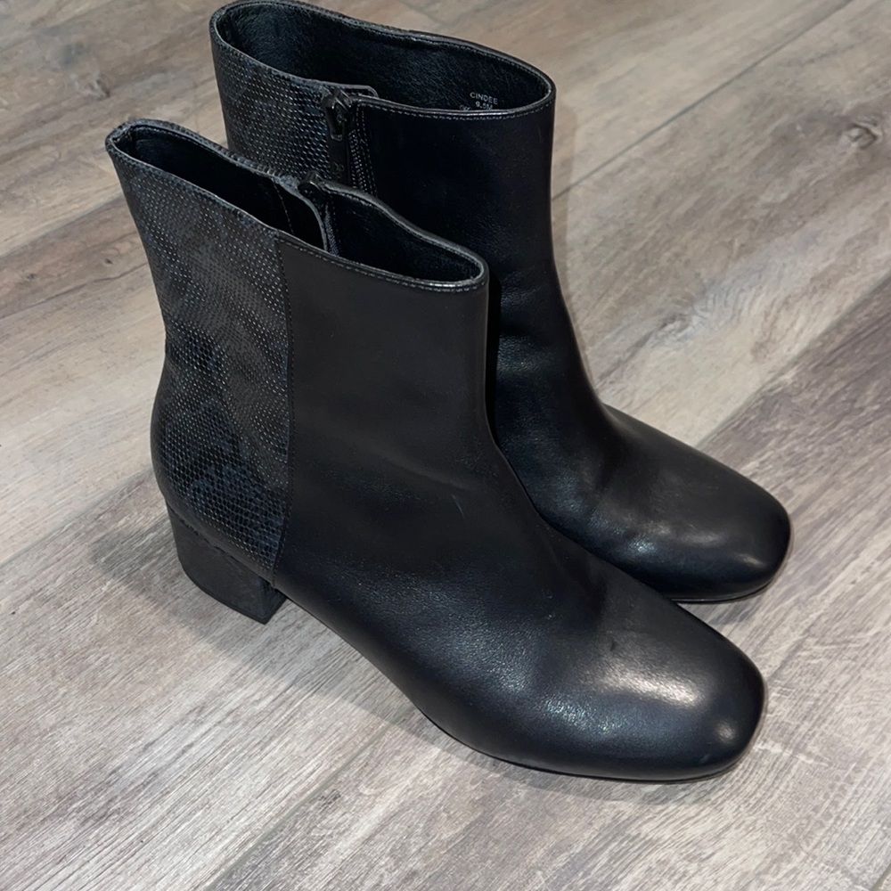 Donald Pliner black boots